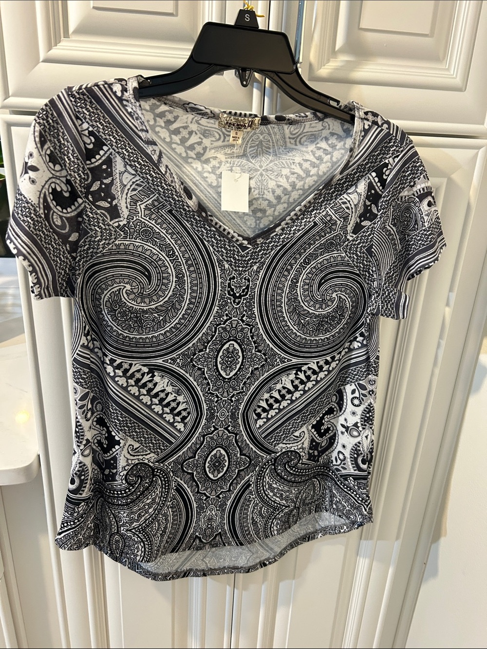 ONE WORLD Black & White Paisley V-Neck Short Sleeve Top